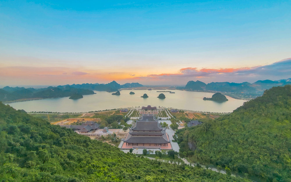 Chùa Tam Chúc hiện lên như một bức tranh sơn thủy hữu tình